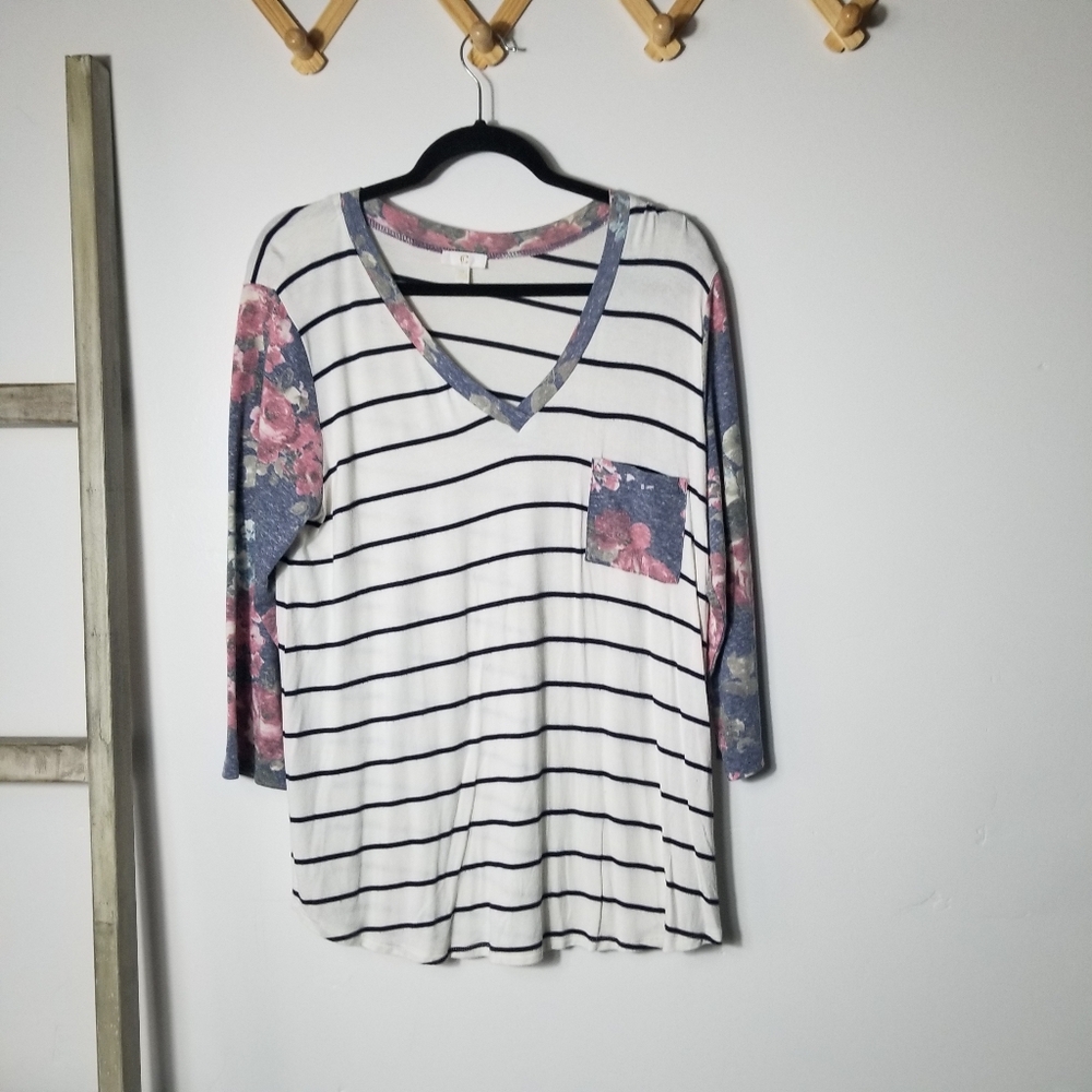 Floral/striped v-neck 3/4 sleeve